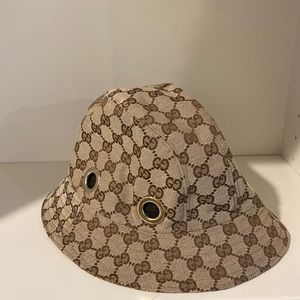 Gucci supreme logo bucket hat - like new
